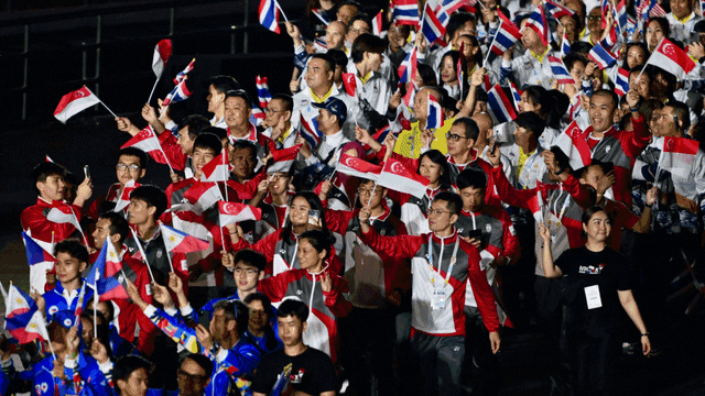 表达崇高敬意，重庆铜梁龙向李章洙赠送冲超纪念球衣